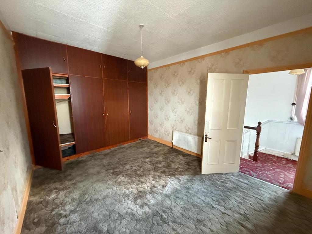 Lot: 97 - THREE/FOUR-BEDROOM TWO BATHROOM HOUSE FOR IMPROVEMENT - Bedroom 3